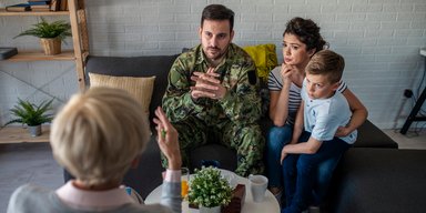 Як приборкати стрес та пояснити дитині, що йде війна: психолог розповів, що робити батькам (відео)