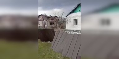 Россияне уничтожили целую улицу в Коростене: повреждено более 100 домов, ранены дети (видео)