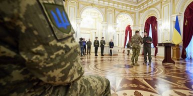 Хрест бойових заслуг прирівняють до звання Героя України: Зеленський направив законопроєкт до ВР
