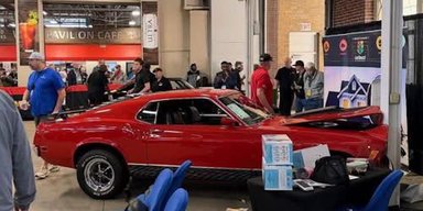 Коллекционный Ford Mustang 70-х попал в ДТП прямо во время продажи на аукционе (видео)
