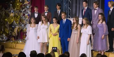 Что надеть на выпускной 2024: 5 трендовых вариантов одежды (фото)