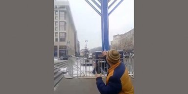 Чоловіку, який у центрі Києва осквернив на камеру ханукію, повідомили про підозру (відео)