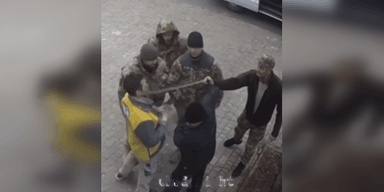 Залили газовим балончиком і заштовхали в бус: в Одесі люди у військовій формі побили чоловіків