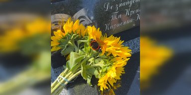 До сліз: Ольга Сумська показала зворушливий момент на могилі батька (відео)