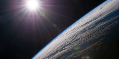 Боротьба зі зміною клімату. Охолоджувальне скло відбиває сонячне випромінювання назад у космос