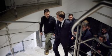 Підозрюють у шпигунстві на РФ: ЄС звільнив перекладачку, яка нотувала закритий виступ Зеленського
