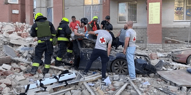В Днепре обвалилась часть дома, разрушенного после атаки РФ (видео)
