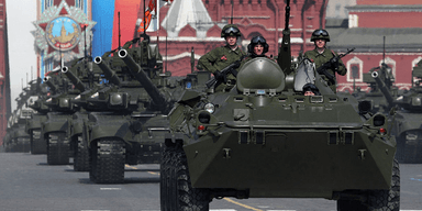 "Безпрецедентними темпами": РФ нарощує виробництво зброї та техніки, — The Economist (інфографіка)