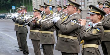 Делать тату и поддерживать моральный дух военных: каких необычных специалистов ищут в ВСУ