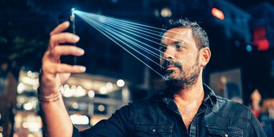 "От мошенников не спасут ни FaceID, ни скан отпечатков": эксперты об уязвимостях смартфонов