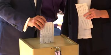 Скандал на виборах: німецький віцеспікер намалював свастику на бюлетені (фото)