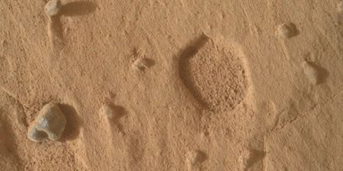 Марсохід Curiosity виявив на Марсі дивні "відбитки ніг": невже це інопланетяни (фото)