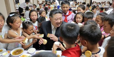 Отдавали последнее: Ким Чен Ын сфотографировался с рыдающими детьми