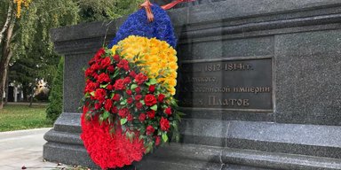 Побачив синьо-жовті квіти: москвич викликав поліцію через вінок біля пам'ятника (відео)
