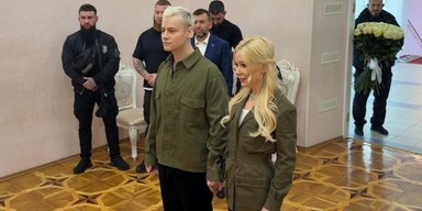 Патриотизм по-российски: Мизулина и Шаман поженились в милитари-образах от Ива Сен-Лорана