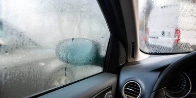 Механік назвав дешевий спосіб позбутися запотівання вікон у авто