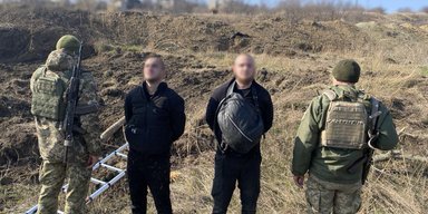 Затримали з пострілами: двоє ухилянтів "штурмували" кордон драбиною, — ДПСУ (фото)