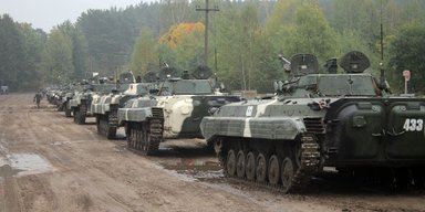 Беларусь перебросила к границе с Украиной вертолеты, штурмовики, танки и ЗРК, — расследователи (инфографика)