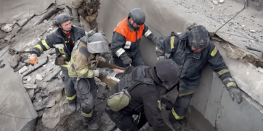 Витягли живою: на Донеччині врятували жінку після майже доби під завалами (відео)