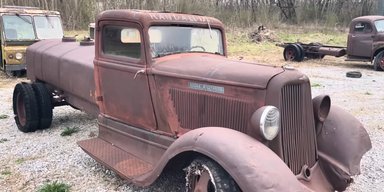 Американська якість: вантажівка Dodge завелася після 70 років простою надворі (відео)