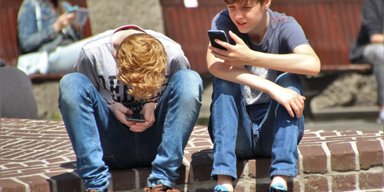 Запалення, розриви, заніміння: чому використання смартфонів губить здоров'я і як запобігти