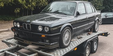 Справжні раритети: в Україну привезли цінні колекційні спорткари BMW (фото)