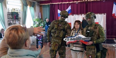 Ряженые, поджоги и полдень Навального: как проходят президентские выборы в РФ (фото)