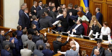 Бути "напівбогом" вже не вигідно: чому парламентарі збираються складати манадати (відео)