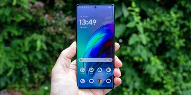 Надежный телефон до 8000 грн с приятным дизайном: какая модель стала хитом в Украине (фото)