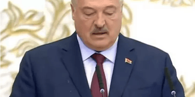 Лукашенко выступил на инаугурации в пиджаке с пятнами: где он запачкал одежду (фото)