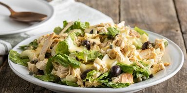 Легкое блюдо для летнего ужина: рецепт куриного салата с сельдереем