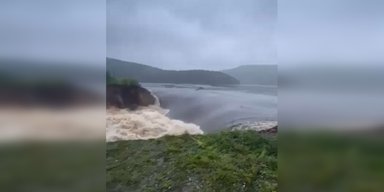 Стіна води, висотою з дерева: у РФ прорвало дамбу у Челябінській області, заливає 4 села (відео)