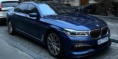 Двотонна ракета: у Києві помітили рідкісний заряджений BMW на 600 сил (фото)