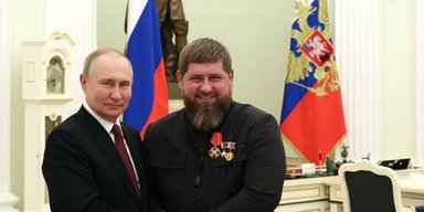 "Кадыров — вор и позор России": в РФ смельчак вышел с плакатом против главы Чечни (видео)