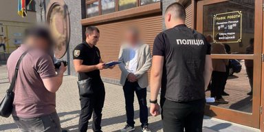На Закарпатье чиновник и его сообщница наживались на протезах для раненых военных: детали