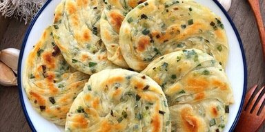 Самая популярная уличная еда: рецепт китайских лепешек с зеленым луком