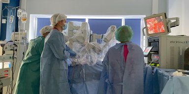 Во Львове хирурги с помощью робота Da Vinci удалили опухоль 4-летней девочке (фото)