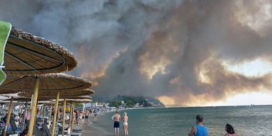 Лісові пожежі в Греції: туристів евакуюють морем з курортів (відео)