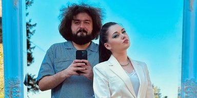Що відомо про особисте життя коміка Вені: як виглядають його дружина та мама (фото)