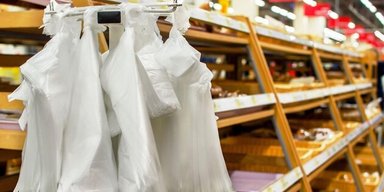 "Пластиковая бомба". Почему закон о запрете пластиковых пакетов ударит по миллионам украинцев