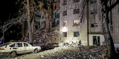 РФ ударила по многоквартирному дому в Глухове: из-под завалов достают тела погибших (видео)
