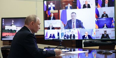"Кто ведет переговоры с террористами": Путин отказался встречаться с Зеленским (видео)
