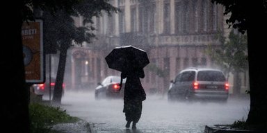 Зі спеки +36 градусів — у сильні зливи й +18: прогноз погоди на тиждень від Діденко (карти)