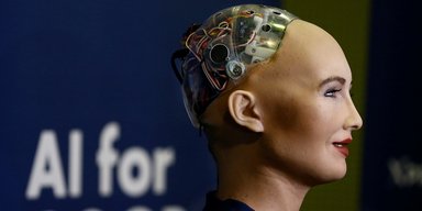 Цифровое золото: NFT-портрет робота Sophia продали с аукциона за $688 тыс.