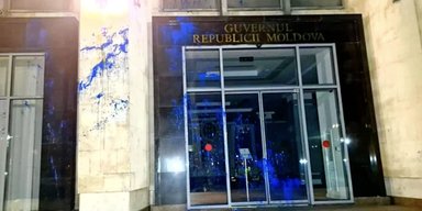 За інструкціями з РФ: У Молдові затримали вандалів за облиття фарбою урядових будівель (відео)