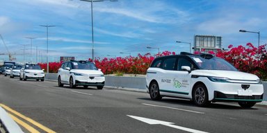 Десятки беспилотных авто остановились прямо посреди дороги и спровоцировали аварии (видео)