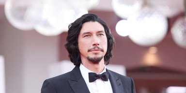 Адам Драйвер у костюмі від Prada з'явився на Венеційському кінофестивалі