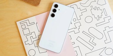 Лучшие смартфоны среднего класса 2024 года: обзор моделей Samsung, Motorola, Google (видео)