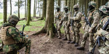 Угорщина відхилила пропозицію Євросоюзу направити в Україну військових інструкторів, — Сіярто