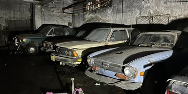 BMW, Honda и Porsche: в заброшенном гараже нашли огромную коллекцию раритетных авто (фото)